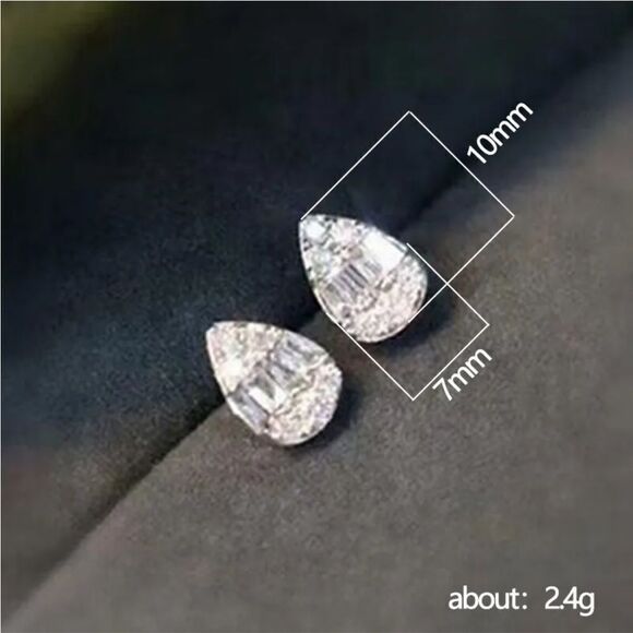 The Tiny Teardrop Stud earrings in 925 and brilliant cubic zirconia - Picture 3 of 9